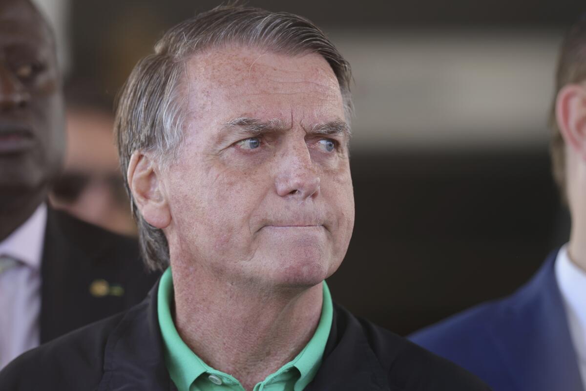 Brezilya Yüksek Mahkemesi, darbe girişimi suçlamasıyla yargılanan Jair Bolsonaro’nun ayağına elektronik kelepçe takılmasına karar verdi.