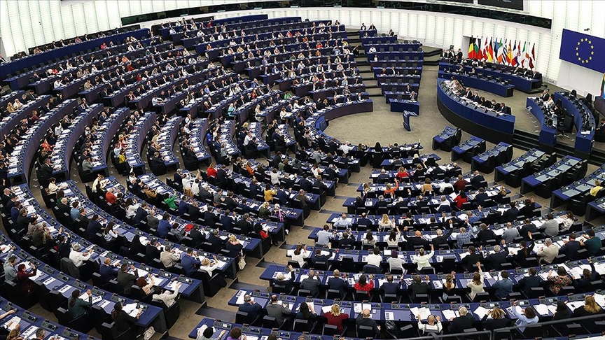 Bulgaristan için kritik gün: Avro Bölgesi oylaması bugün yapılıyor 1 Avrupa Parlamentosu ve AB Konseyi, Bulgaristan’ın 1 Ocak 2026 itibarıyla Avro Bölgesi’ne geçişini oylayacak.