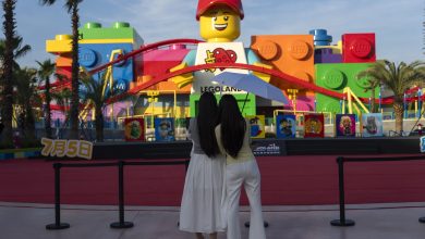 Shanghai’da açılan Legoland, 85 milyon Lego parçasıyla inşa edildi. Ziyaretçileri 26 metrelik dev Lego figürü “Dada” karşıladı.