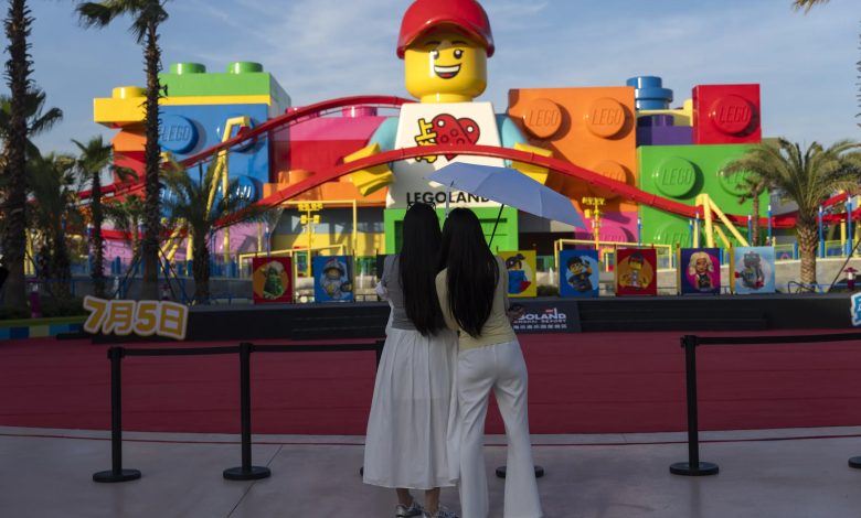 Shanghai’da açılan Legoland, 85 milyon Lego parçasıyla inşa edildi. Ziyaretçileri 26 metrelik dev Lego figürü “Dada” karşıladı.