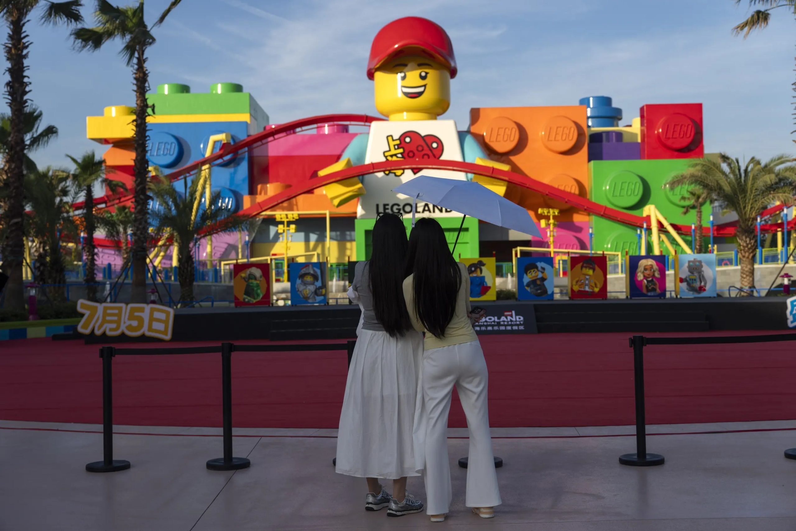 Shanghai’da açılan Legoland, 85 milyon Lego parçasıyla inşa edildi. Ziyaretçileri 26 metrelik dev Lego figürü “Dada” karşıladı.