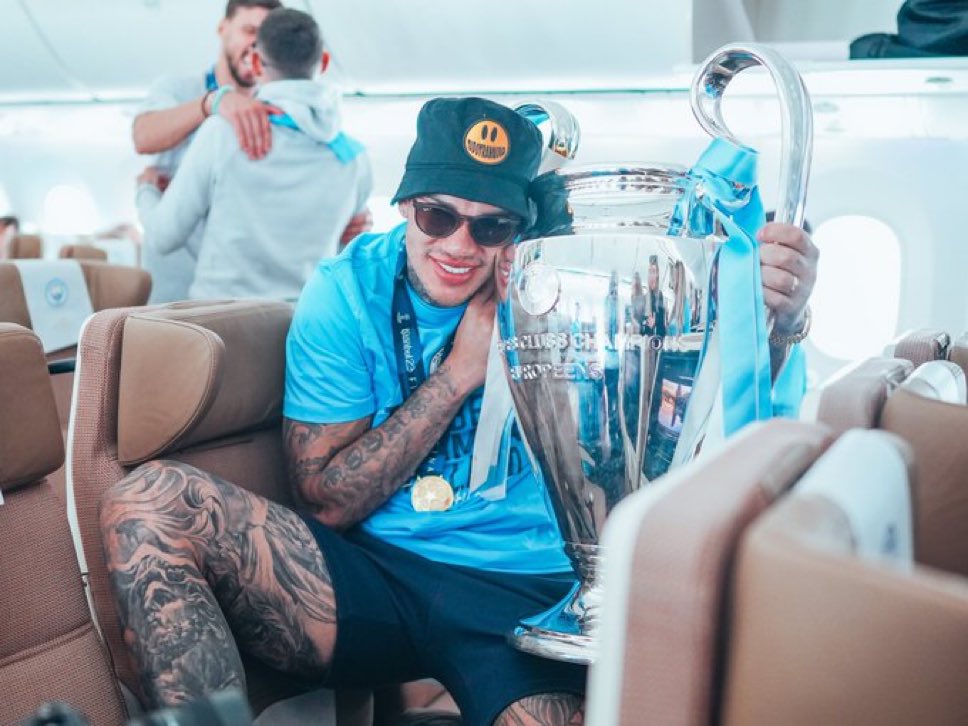 Galatasaray'a altın eldiven: Ederson 1 Galatasaray, Manchester City'nin 31 yaşındaki Brezilyalı kalecisi Ederson'ı almak için teklif yaptı. Diğer seçenek ise Andre ter Stegen