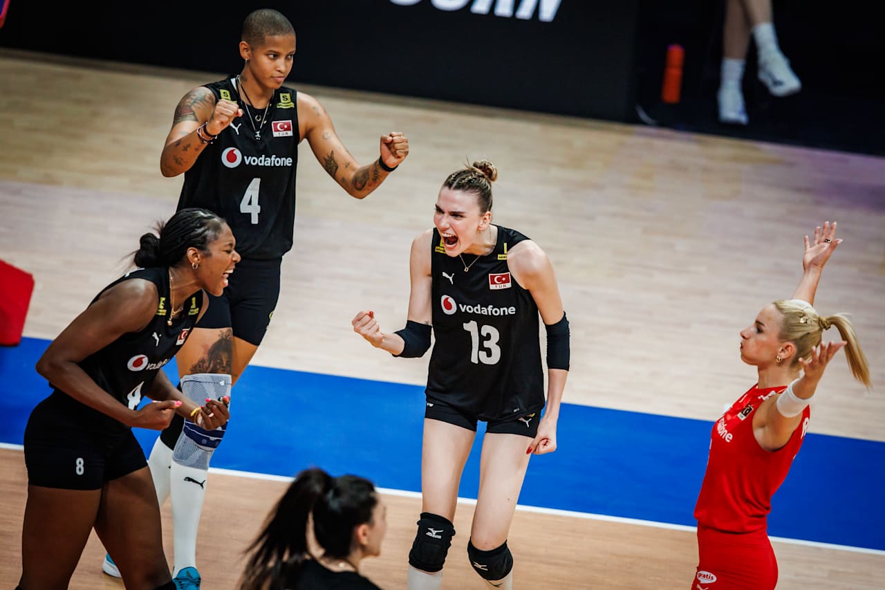 Filenin Sultanları, İtalya'ya boyun eğdi 1 Filenin Sultanları, 2025 FIVB Voleybol Milletler Ligi üçüncü haftadaki üçüncü maçında İtalya'ya 3-2 mağlup oldu