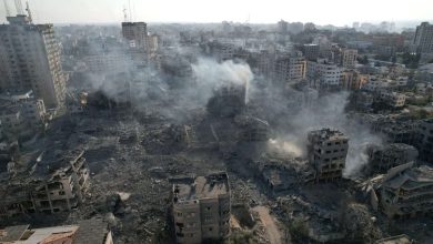 İsrail’in Gazze’nin merkezine düzenlediği hava saldırısında, su almak için bekleyen siviller hedef oldu.