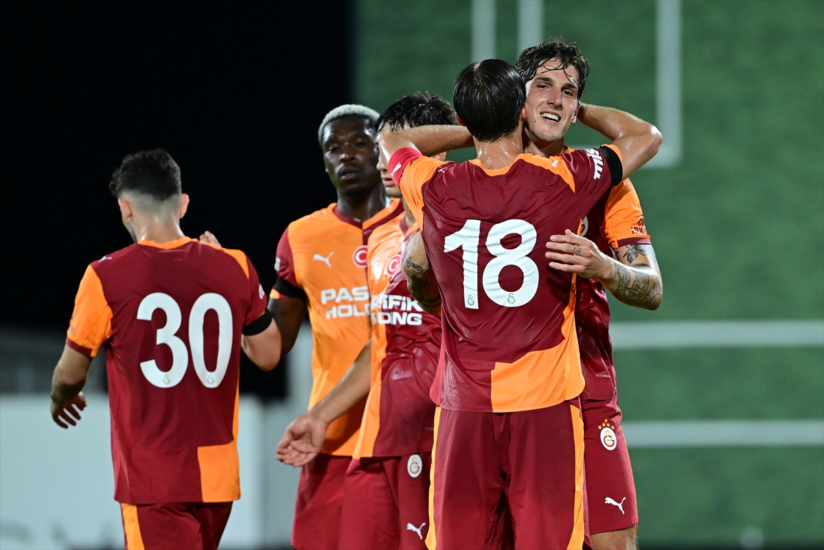 Galatasaray'dan gollü açılış 1 Son üç sezonun şampiyonu Galatasaray, ilk hazırlık maçında 1. Lig temsilcisi Ümraniyespor'u 5-2 mağlup etti