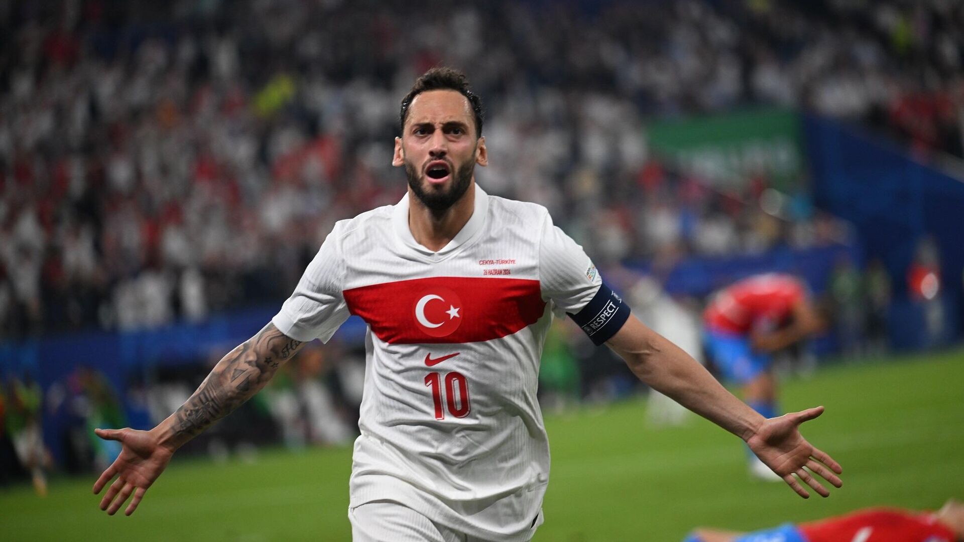 Adı Galatasaray ile anılan Hakan Çalhanoğlu için Fenerbahçe devreye girdi. Serhat Akın’ın gece yarısı yaptığı “Hayırlı olsun” paylaşımı dikkat çekti