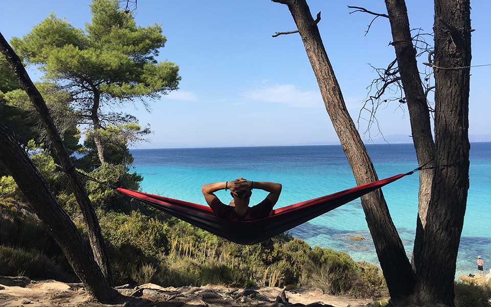 Halkidiki’de yaşamak için 10 neden: Yunanistan’ın kuzeyinde bir cennet 1 Üç parmaklı yapısıyla Ege’nin kuzey kıyısında konumlanan Halkidiki, sadece tatil için değil, yaşamak için de hayallerin ötesinde bir yaşam sunuyor.