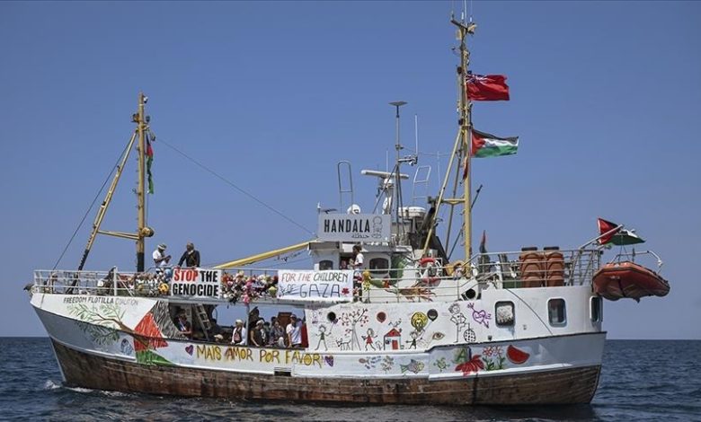 Handala gemisi Gazze'ye bir adım daha yaklaştı 15 Gazze'ye insani yardım taşıyan Handala gemisi, daha önce aynı güzergâhta durdurulan Madleen gemisinin müdahale noktasını geçti.