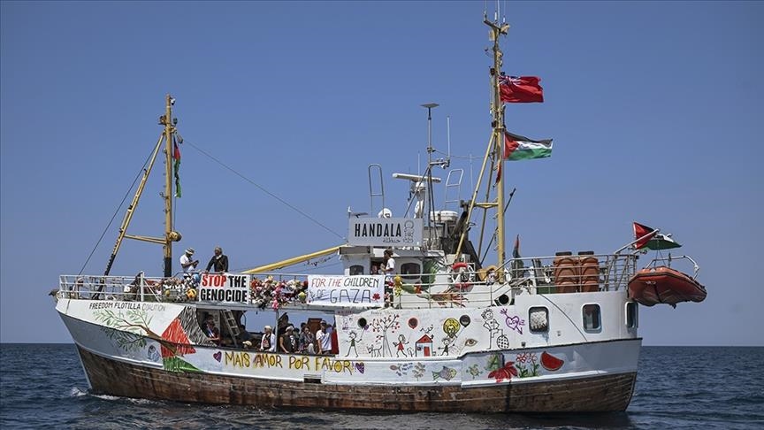Handala gemisi Gazze'ye bir adım daha yaklaştı 1 Gazze'ye insani yardım taşıyan Handala gemisi, daha önce aynı güzergâhta durdurulan Madleen gemisinin müdahale noktasını geçti.