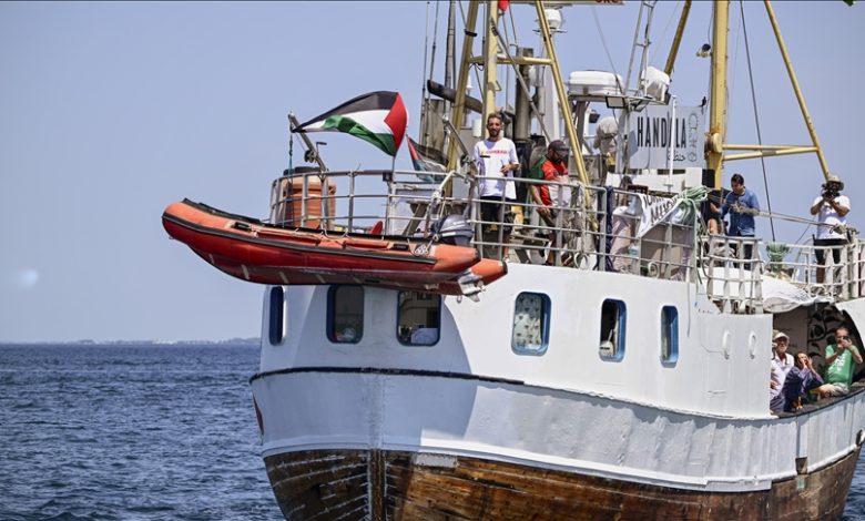 Hanzala aktivistlerini Aşdod Limanı'na götürdü 14 Hanzala gemisine gece yarısı baskın düzenleyen İsrail, gemideki 21 aktivisti uluslararası sularda alıkoyarak Aşdod Limanı’na götürdü.