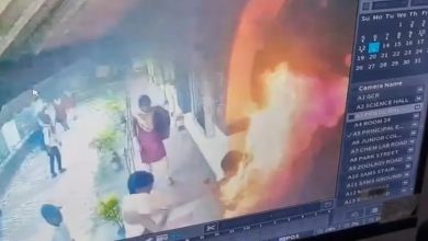 Hindistan’ın Odisha eyaletine bağlı Puri bölgesinde 15 yaşındaki bir kız, sokak ortasında üzerine benzin dökülerek yakıldı.
