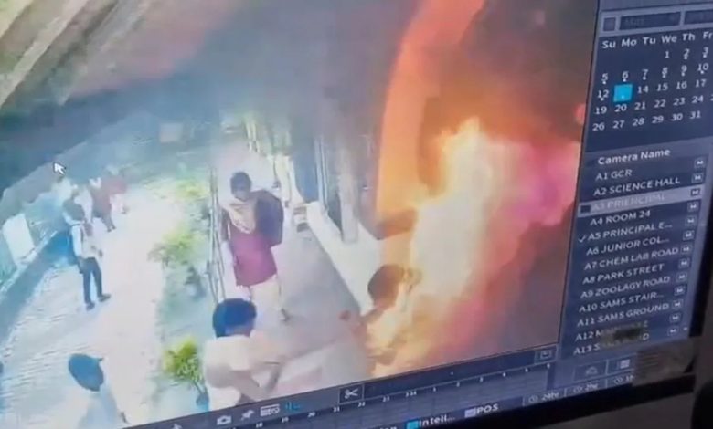 Hindistan’ın Odisha eyaletine bağlı Puri bölgesinde 15 yaşındaki bir kız, sokak ortasında üzerine benzin dökülerek yakıldı.