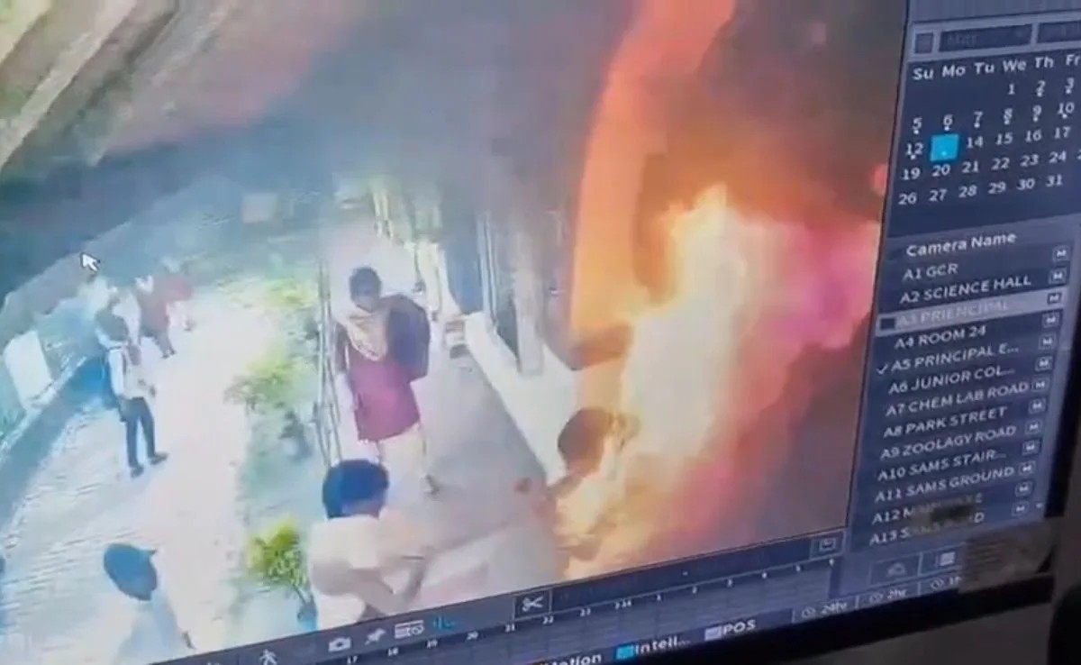 Hindistan’da 15 yaşındaki kızın üzerine benzin döküp yaktılar 1 Hindistan’ın Odisha eyaletine bağlı Puri bölgesinde 15 yaşındaki bir kız, sokak ortasında üzerine benzin dökülerek yakıldı.
