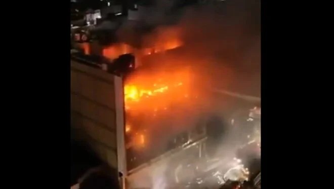 Irak’ta alışveriş merkezinde yangın: En az 50 ölü 1 Irak'ın doğusundaki El-Kut kentinde bir alışveriş merkezinde çıkan büyük yangın, geceyi alevlere boğdu.