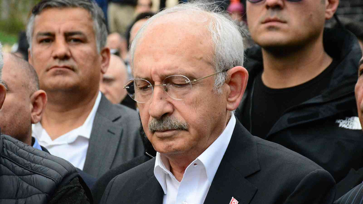 Altan Öymen için yapılan törende Kemal Kılıçdaroğlu, taziyeleri kabul eden CHP lideri Özgür Özel ve eski genel başkan Hikmet Çetin'e eşlik etmedi