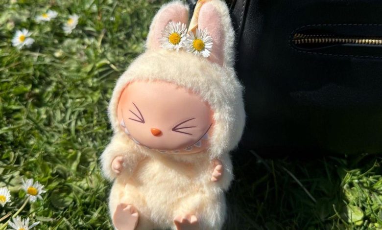 Labubu çılgınlığı dünyayı sardı: Gençleri etkisi altına alan trendin bilinmeyen yüzü 7 Çinli oyuncak markası Pop Mart’ın “The Monsters” serisinden çıkan Labubu, kısa sürede tüm dünyada gençler arasında ilgi görmeye başladı.