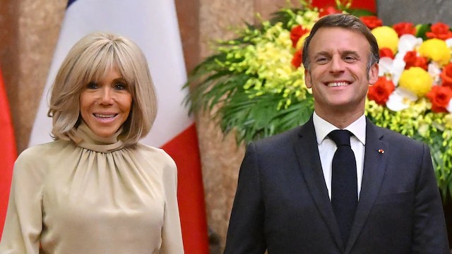 Londra’da soğuk rüzgar: Brigitte Macron, eşinin elini geri çevirdi 1 Fransa Cumhurbaşkanı Emmanuel Macron ve eşi Brigitte Macron’un İngiltere ziyareti, yine kamuoyunda dikkat çeken bir görüntüyle başladı.