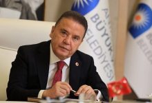 Antalya Büyükşehir Belediye Başkanı Muhittin Böcek, cezaevinde sağlık problemi yaşadığını belirterek hastaneye sevk edildi.
