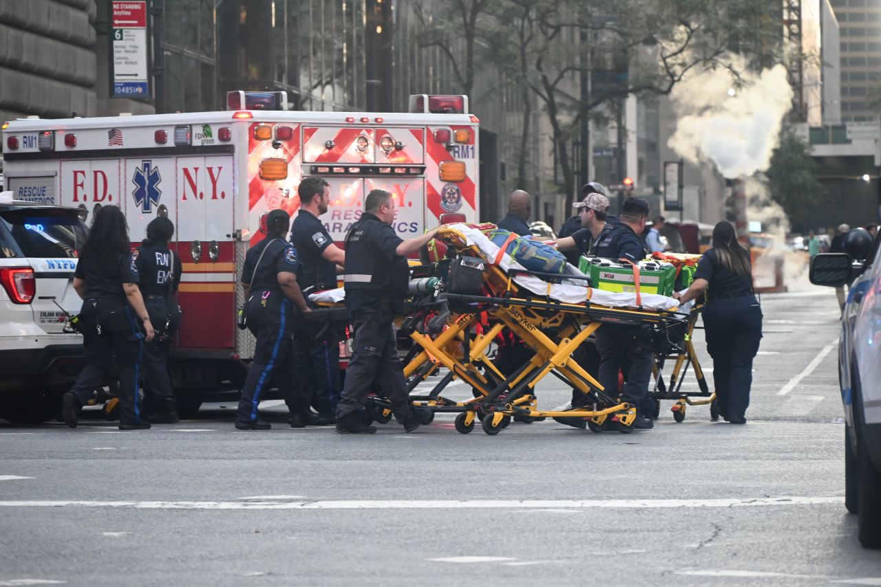 New York’ta dehşet: Silahlı saldırıda 4 kişi öldü 1 New York’un en işlek noktalarından biri olan Park Avenue'deki gökdelende düzenlenen silahlı saldırıda biri polis dört kişi hayatını kaybetti.