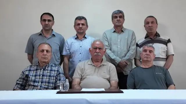 Abdullah Öcalan’dan silah bırakma çağrısı 1 Terörist başı Abdullah Öcalan, video mesajla örgüte çağrıda bulunurken, ilk grubun cuma günü Süleymaniye kırsalında silah bırakması bekleniyor.