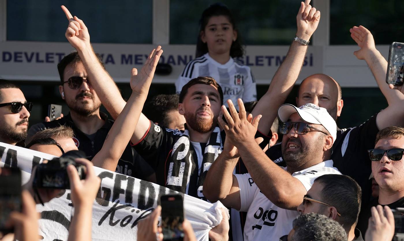 Metalaştırılan taraftarlık 1 orkun kokcu havalimani