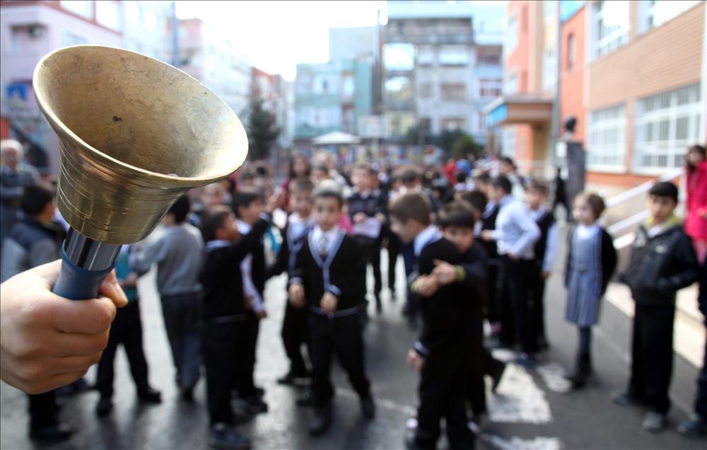 Ortaokul kayıtları ne zaman başlıyor? 1 Milyonlarca veli, 2025-2026 eğitim öğretim yılı öncesinde ortaokul kayıtlarının ne zaman başlayacağını merak ediyor.