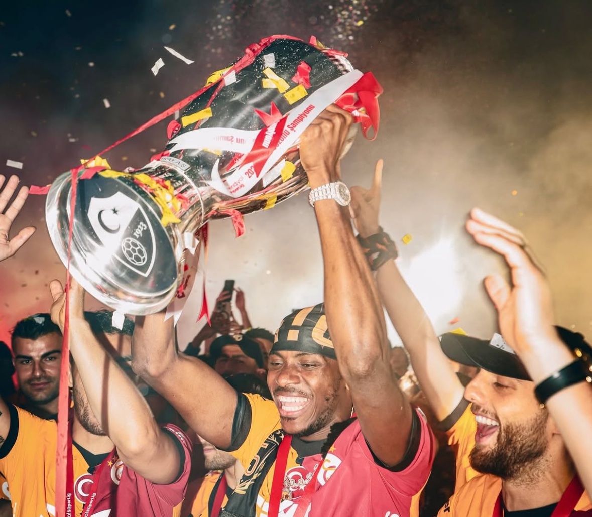 Victor Osimhen'de geri sayım 1 Victor Osimhen için Galatasaray ile Napoli, 75 milyon Euro'ya anlaştı. Ödemenin taksitlerinin vadesi dışında transferde sorun kalmadı