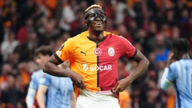 İtalya basınından bir kısmı Victor Osimhen'in Galatasaray ile anlaştığını bir kısmı ise Napoli'de kalacağını öne sürüyor