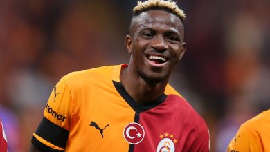 Victor Osimhen için Galatasaray son olarak 40 milyon Euro peşin, 35 milyon Euro'yu ise iki taksitte ödeme teklifi yaptı. Son kararı Napoli Başkanı Aurelio De Laurentiis verecek