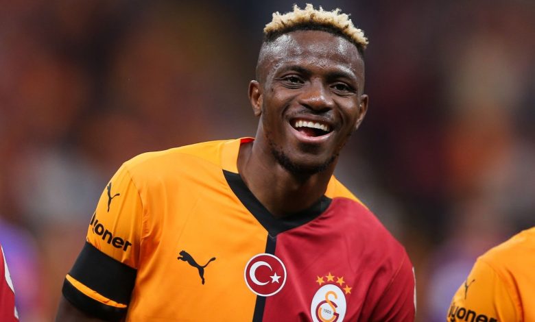 Victor Osimhen için Galatasaray son olarak 40 milyon Euro peşin, 35 milyon Euro'yu ise iki taksitte ödeme teklifi yaptı. Son kararı Napoli Başkanı Aurelio De Laurentiis verecek