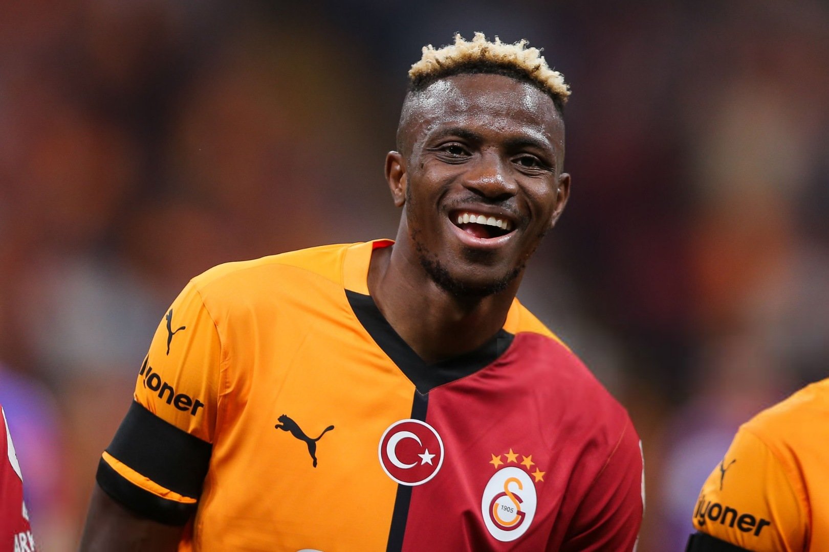 Victor Osimhen için Galatasaray son olarak 40 milyon Euro peşin, 35 milyon Euro'yu ise iki taksitte ödeme teklifi yaptı. Son kararı Napoli Başkanı Aurelio De Laurentiis verecek