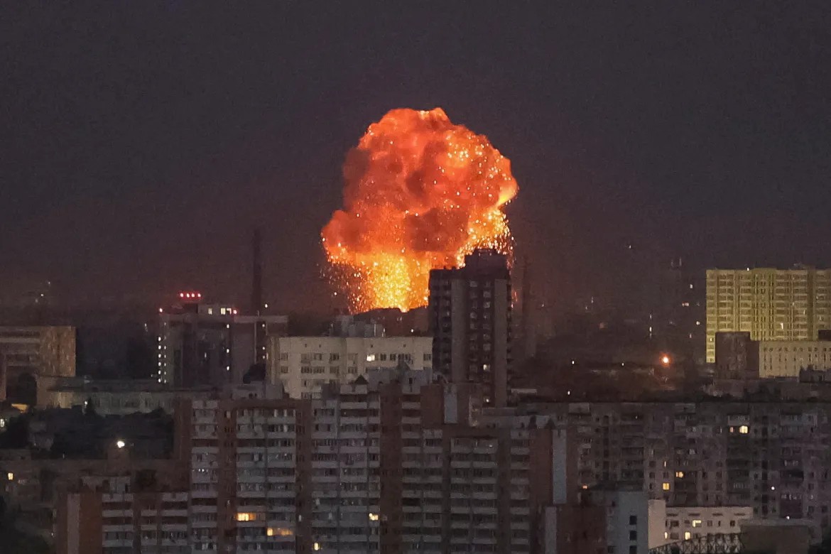 Rusya’dan Kiev’e yeni saldırı 1 Ukrayna'nın başkenti Kiev, bir kez daha gece boyunca Rusya'nın yoğun insansız hava aracı saldırılarına hedef oldu.