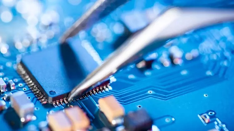 Samsung’dan Tesla’ya dev yatırım: 16,5 milyar dolarlık çip anlaşması 1 Samsung, Tesla ile yapay zekadestekli yeni nesil çipler için 16,5 milyar dolarlık üretim anlaşması imzaladı.