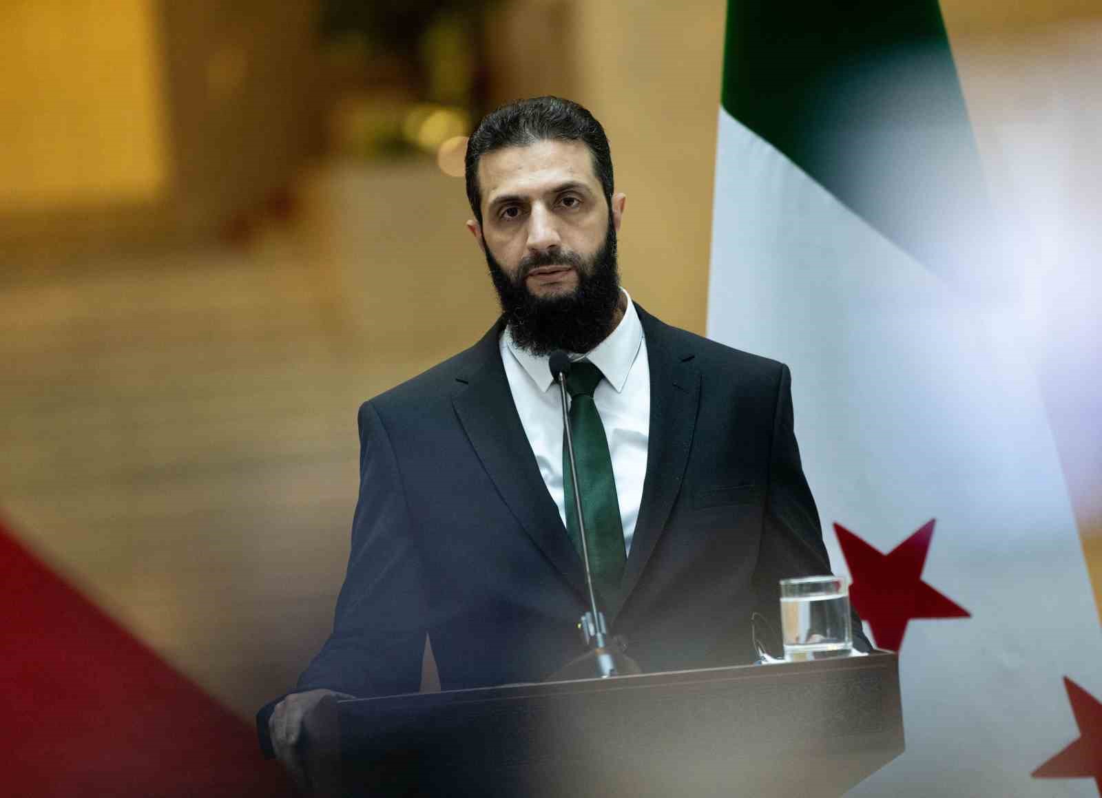 Suriye lideri eş-Şara’dan İsrail’e sert mesaj 1 Suriye Devlet Başkanı Ahmed eş-Şara, Suriye halkının birliğini hedef alan girişimlere karşı güçlü duracaklarını belirtti.