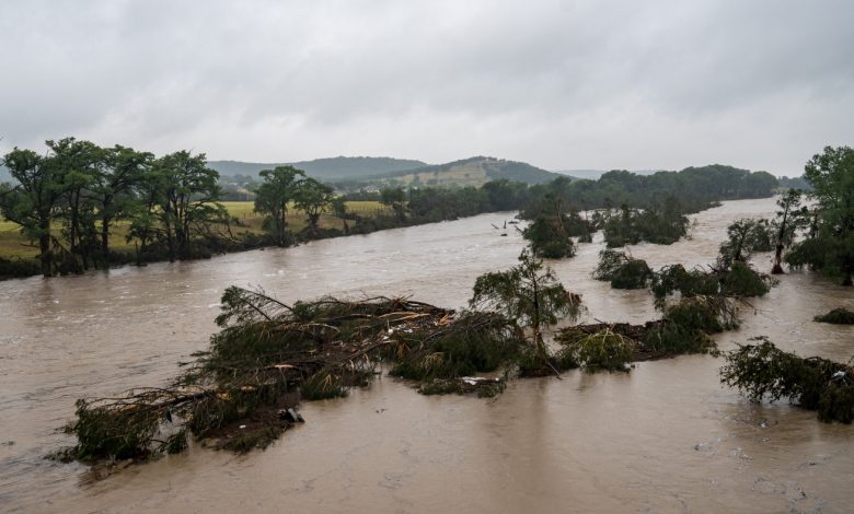 Tayvan’ın batı kıyısında etkili olan Tayfun Danas, yıkıcı rüzgarlar ve sağanak yağışlarla hayatı felç etti.