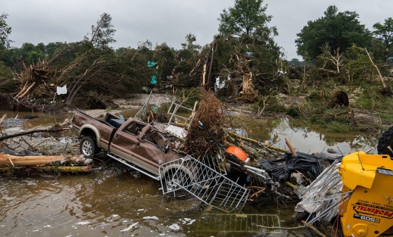 ABD'nin Teksas eyaletinde etkili olan ani sel felaketi, aralarında 15 çocuğun da bulunduğu 51 kişinin yaşamını yitirmesine neden oldu.