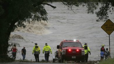 ABD’nin Guadalupe Nehri’nde yaşanan ani taşkınlar, Texas’ın güneyinde kız çocuklarına özel bir yaz kampını vurdu.