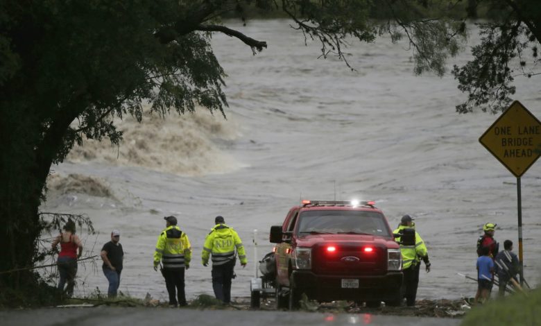ABD’nin Guadalupe Nehri’nde yaşanan ani taşkınlar, Texas’ın güneyinde kız çocuklarına özel bir yaz kampını vurdu.