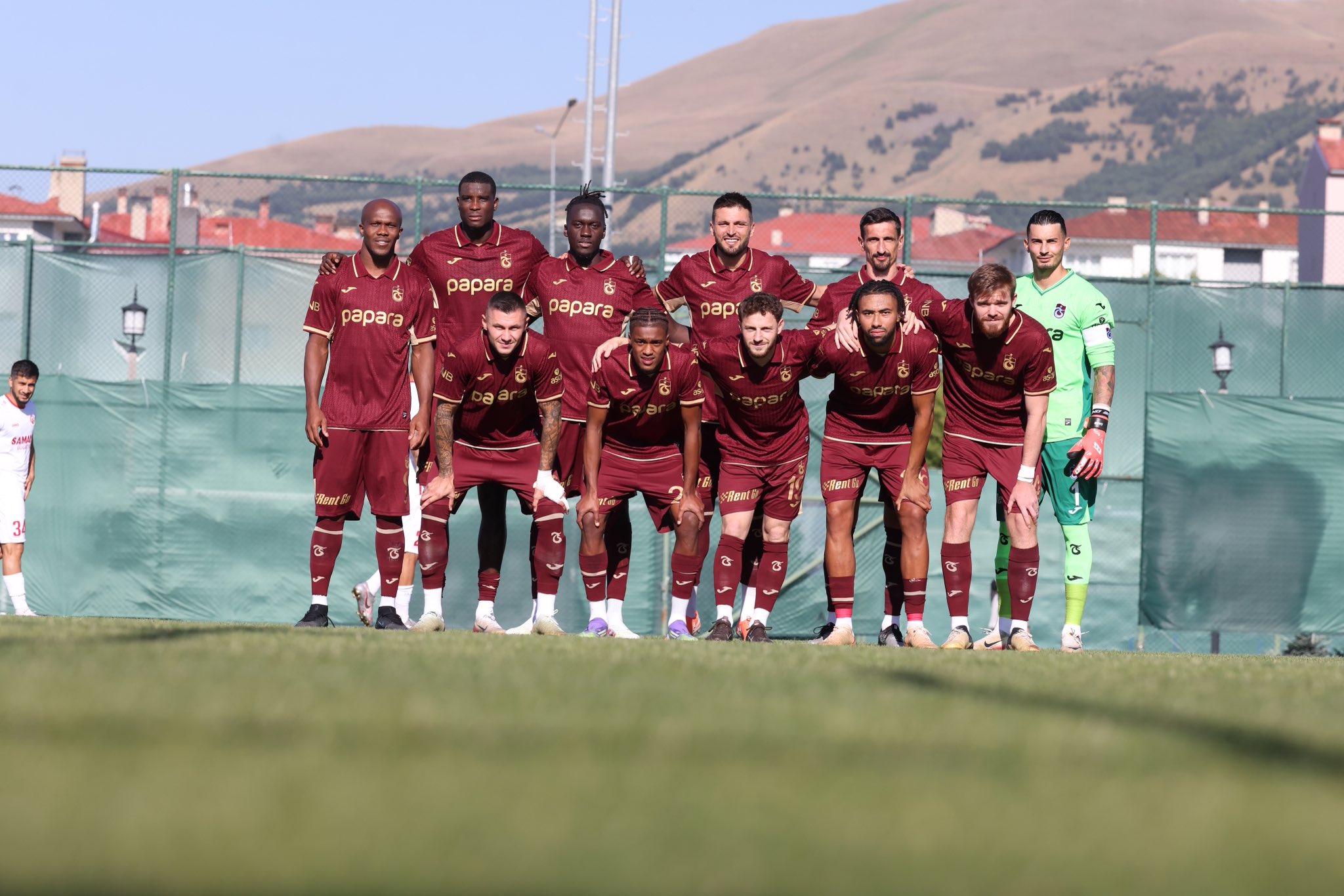 Trabzonspor, Azerbaycan ekibi Araz Nahçivan ile oynadığı hazırlık maçını 3-2 kaybederken Onuachu ve Savic sakatlandı