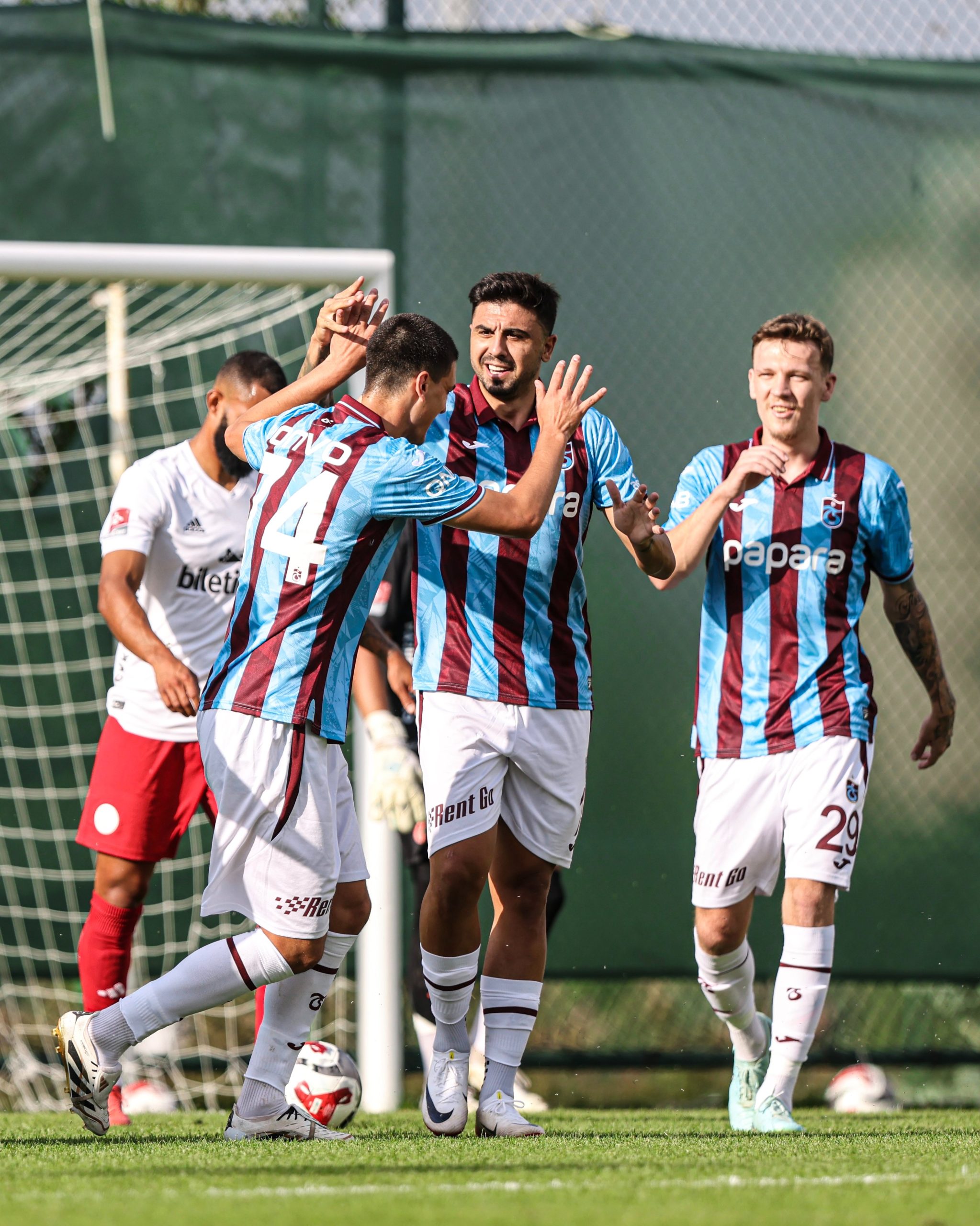 Trabzonspor'a yedekler yetti 1 Trabzonspor, yedek ağırlıklı çıktığı hazırlık maçında 1. Lig temsilcisi Ümraniyespor'u 3-1 mağlup etti