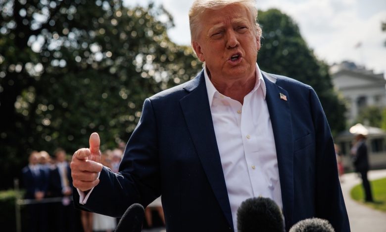 Trump’tan AB ve Meksika’ya gümrük darbesi 8 ABD Başkanı Donald Trump, Avrupa Birliği ve Meksika’dan ithal edilen mallara %30 oranında gümrük vergisi getireceğini açıkladı.