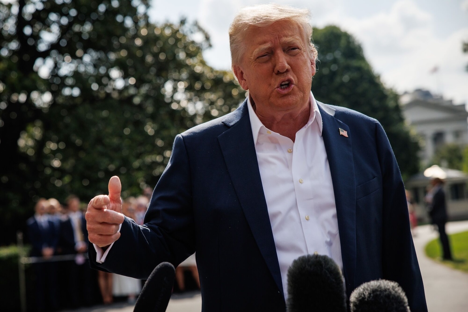 Trump’tan AB ve Meksika’ya gümrük darbesi 1 ABD Başkanı Donald Trump, Avrupa Birliği ve Meksika’dan ithal edilen mallara %30 oranında gümrük vergisi getireceğini açıkladı.