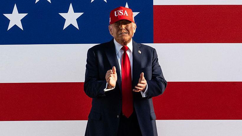 Trump’tan BRICS ülkelerine ekonomik misilleme 1 Donald Trump, Brezilya’daki BRICS Zirvesi’ni hedef alarak gümrük vergilerinin yüzde 10 oranında artırılacağını duyurdu.