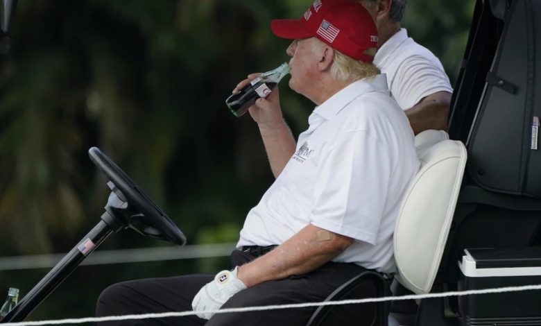 Donald Trump, Coca-Cola’nın önerisi üzerine ABD’de satılan içeceğinde mısır şurubu yerine gerçek şeker kullanmayı kabul ettiğini açıkladı.