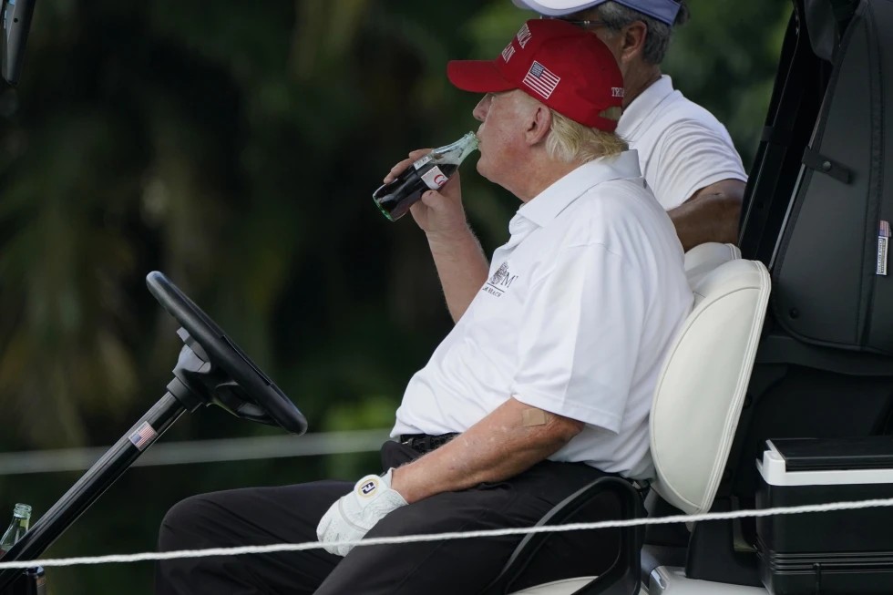 Trump’tan Coca-Cola hamlesi: Gerçek şeker kullanacaklar! 1 Donald Trump, Coca-Cola’nın önerisi üzerine ABD’de satılan içeceğinde mısır şurubu yerine gerçek şeker kullanmayı kabul ettiğini açıkladı.