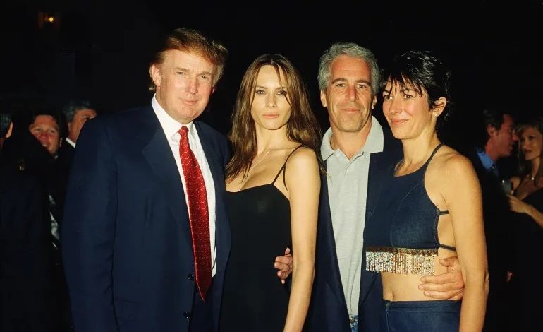 Trump-Epstein krizi büyüyor 13 Başkan Donald Trump’ın Jeffrey Epstein skandalını bastırma çabaları başarısız olurken, geçmiş ilişkilerine dair yeni iddialar kamuoyunun ilgisini tırmandırdı.