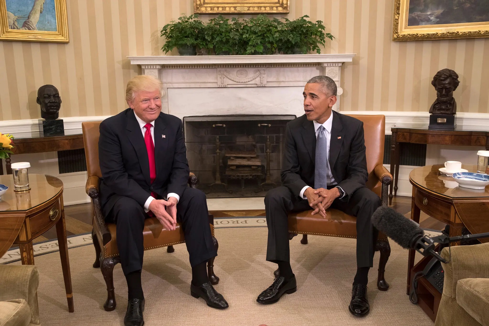 Trump’tan Obama’nın gözaltına alındığı sahte video paylaşımı 1 Donald Trump, sosyal medya hesabından Obama’nın Oval Ofis’te gözaltına alındığını gösteren yapay zeka destekli sahte bir videoyu paylaştı.