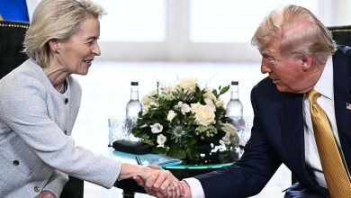 Donald Trump ve Ursula von der Leyen, Avrupa mallarına uygulanacak ek vergiler konusunda uzlaşarak büyük bir ekonomik krizi son anda önledi.