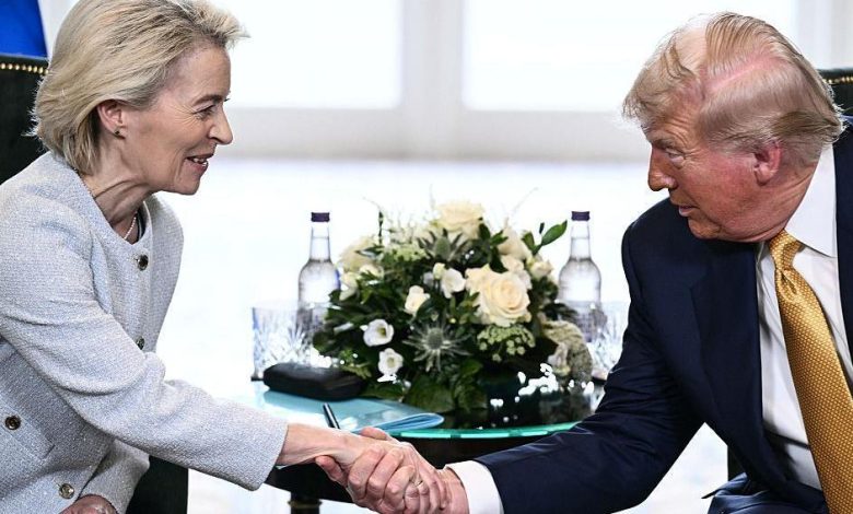 Trump ve Von der Leyen'den kritik anlaşma 9 Donald Trump ve Ursula von der Leyen, Avrupa mallarına uygulanacak ek vergiler konusunda uzlaşarak büyük bir ekonomik krizi son anda önledi.