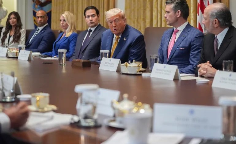 Trump yönetiminde Epstein krizi 11 Adalet Bakanlığı'nın Jeffrey Epstein soruşturmasına dair belgeleri açıklamama kararı, Trump yönetimi içinde sert tartışmalara yol açtı.